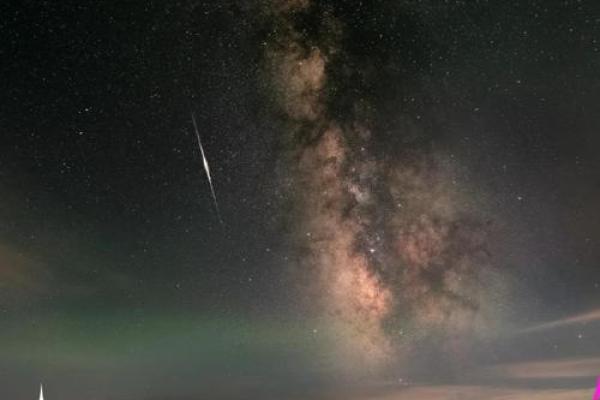 八月天文现象解析：流星雨与月亮的奇妙相遇
